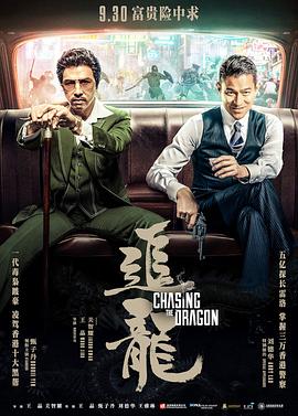 沼泽视角剧照：泥泞中露出半身的人物与一串深脚印